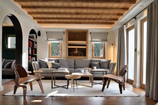 Salon chalet plafond bois-chalet-megeve