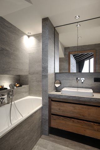 Salle de bain pierre et bois