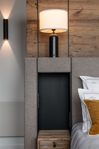 Detail tete de lit laine bois