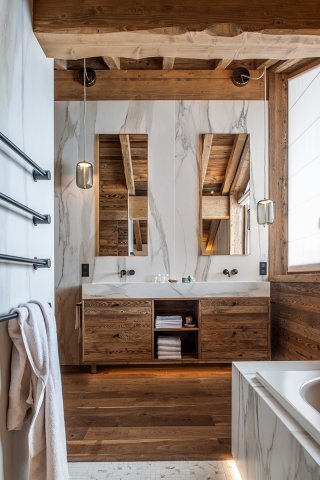 Salle de bain bois et marbre