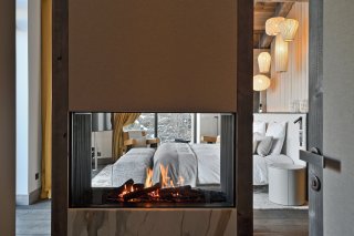 White Sand Courchevel chambre cheminée © Studio Erick Saillet