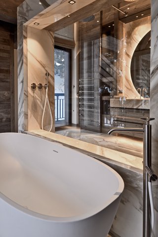 White Sand Courchevel salle de bain baignoire © Studio Erick Saillet