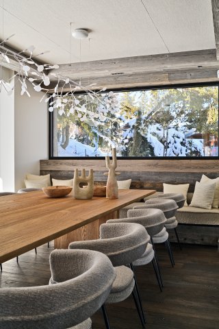 White Sand Courchevel salle à manger banquette © Studio Erick Saillet