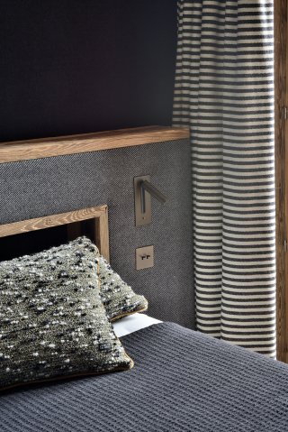 Detail tete de lit tissu et bois