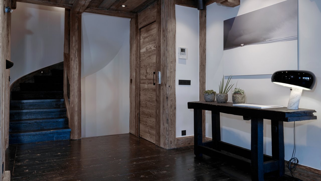 CHALET-COURCHEVEL1850-VIEUX BOIS-ENTREE