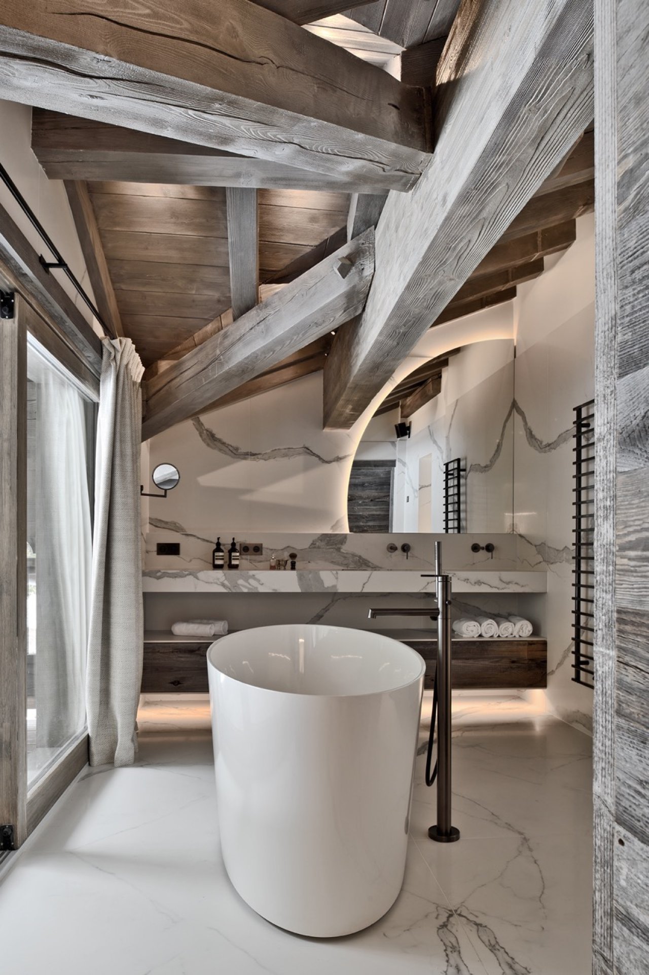 Chalet Bellarossa salle de bain master ©Studio Erick Saillet