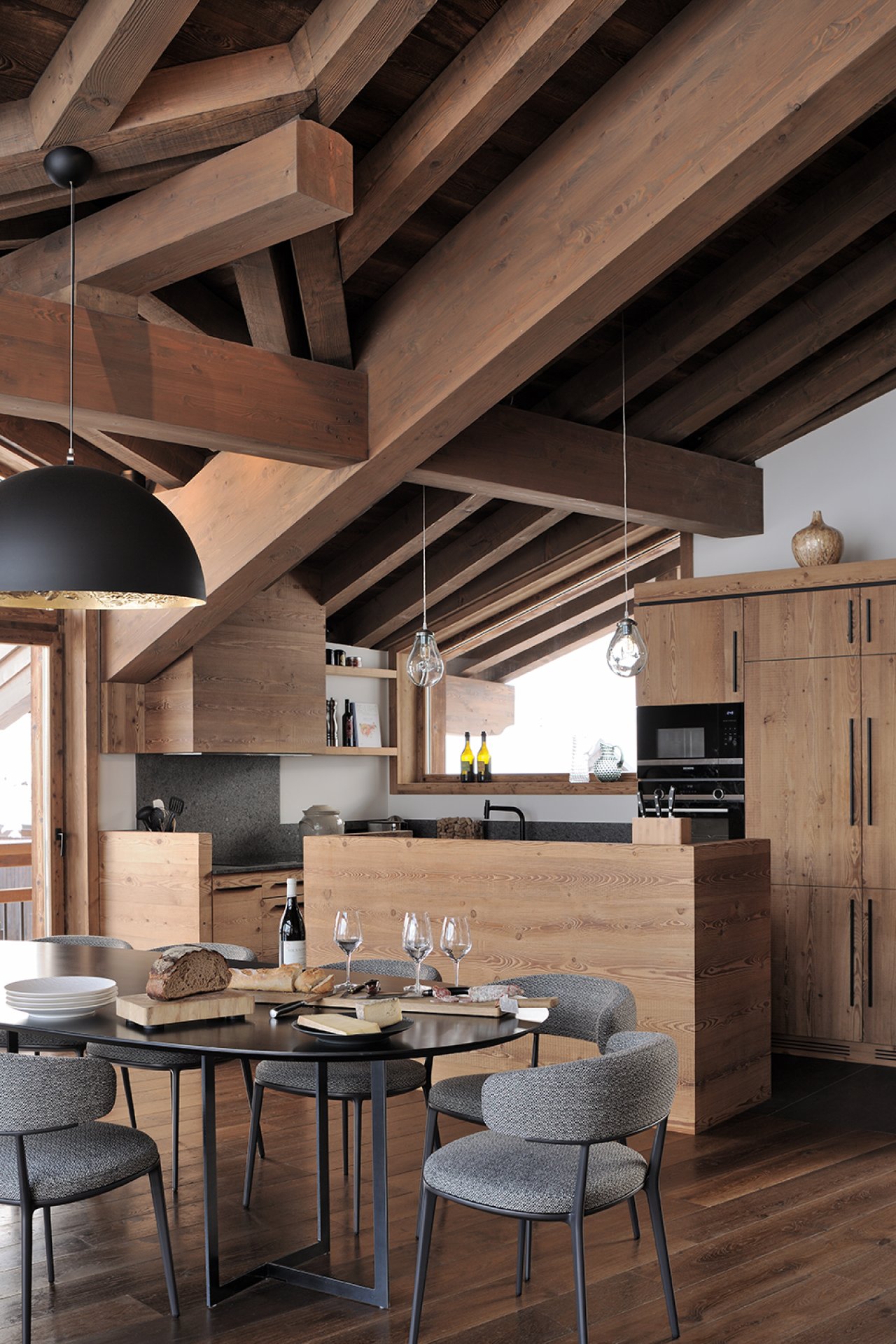 Espace jour-Cuisine bois-Pierre noir-chalet-courchevel