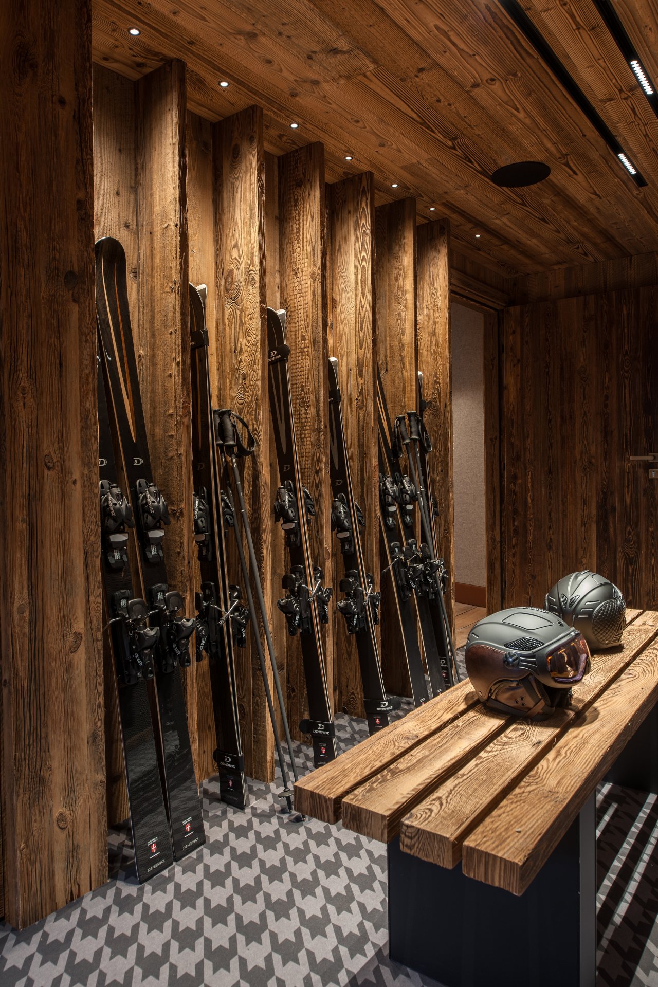 CHALET-LUXE-COURCHEVEL-SKIROOM