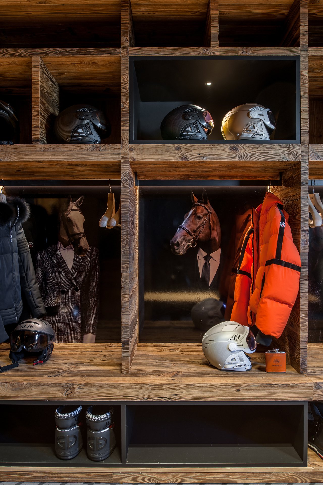 CHALET-LUXE-COURCHEVEL-SKIROOM ZOOM