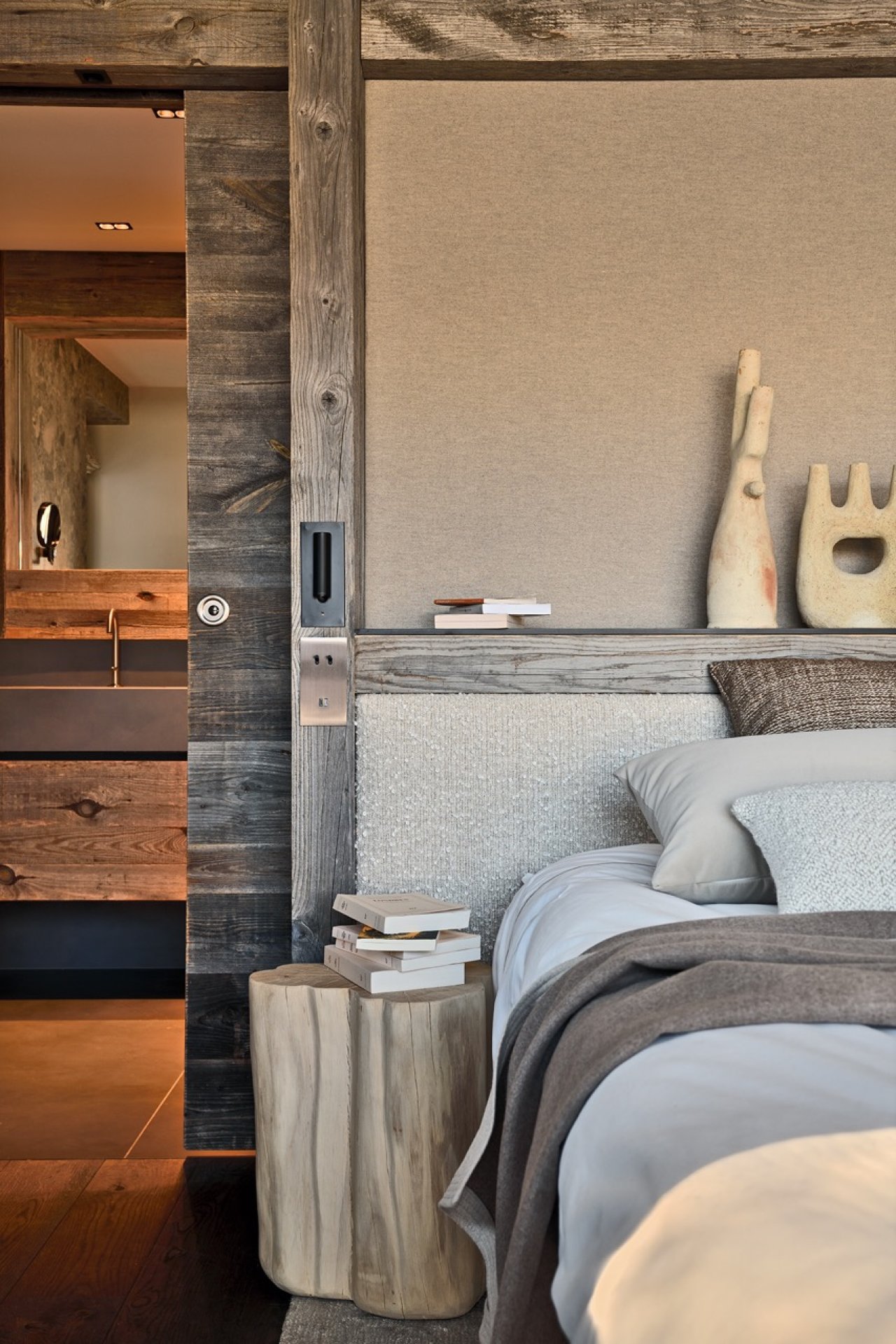 White Sand Courchevel chalet tete de lit © Studio Erick Saillet