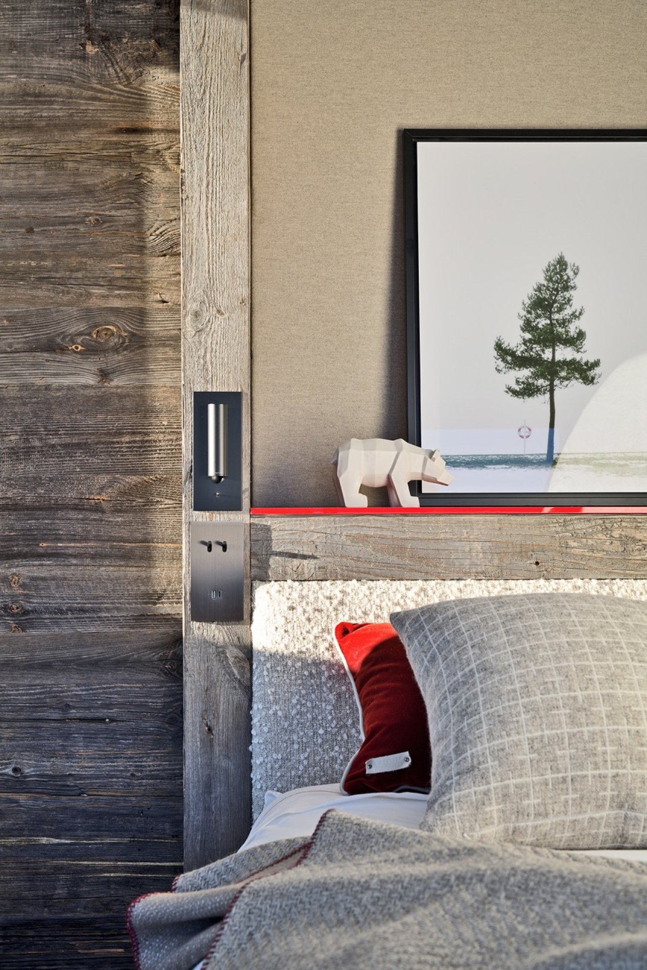 White Sand Courchevel chalet tete de lit © Studio Erick Saillet