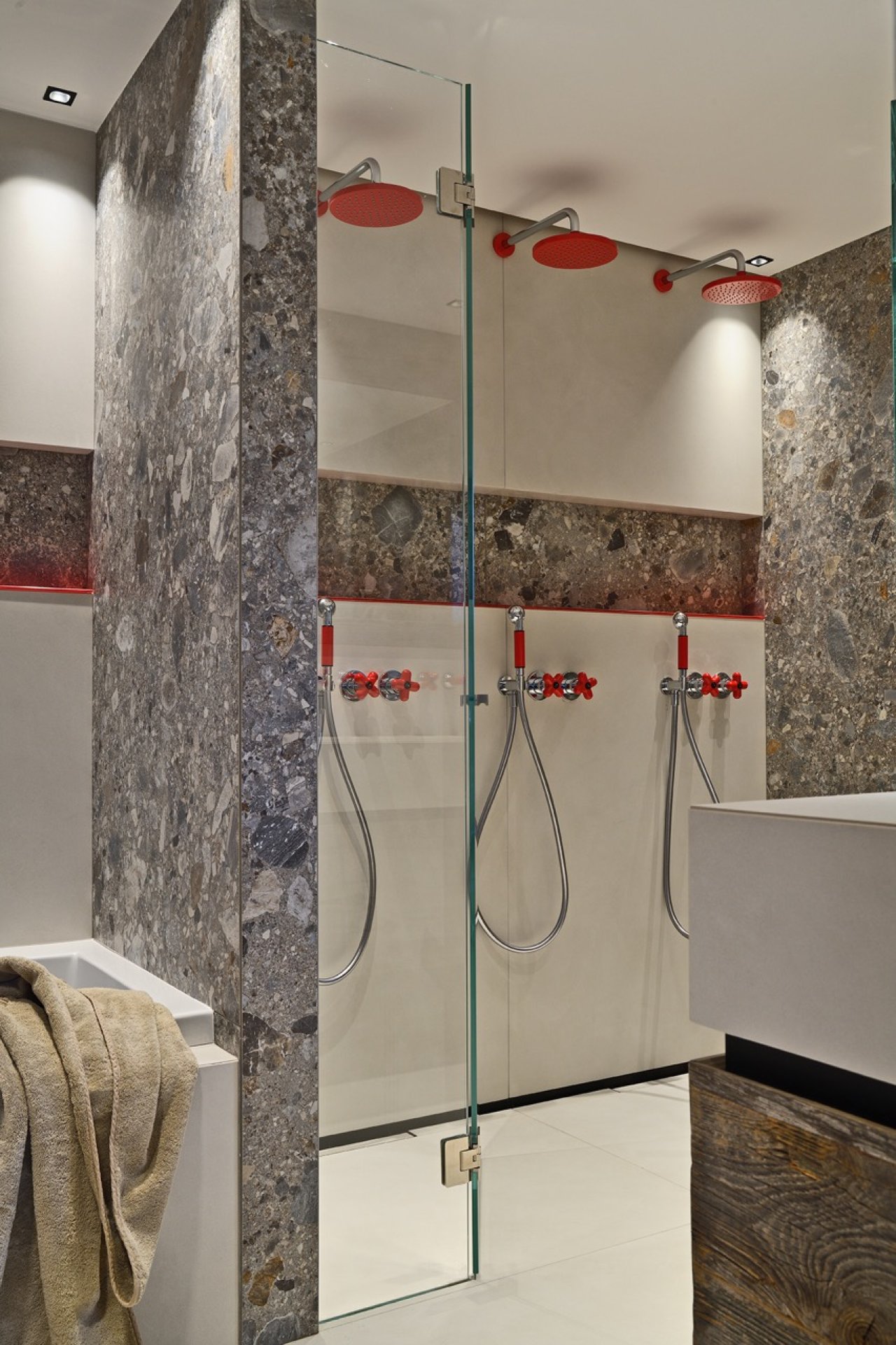 White Sand Courchevel chalet douche famille © Studio Erick Saillet