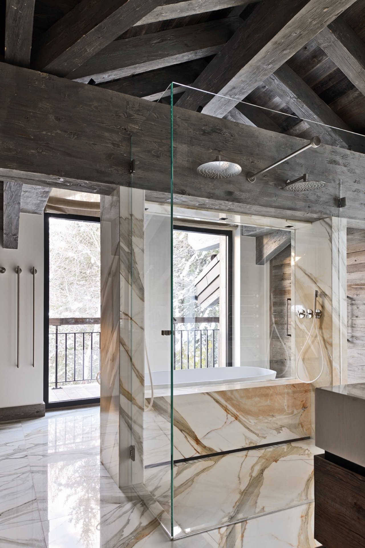 White Sand Courchevel chalet douche © Studio Erick Saillet